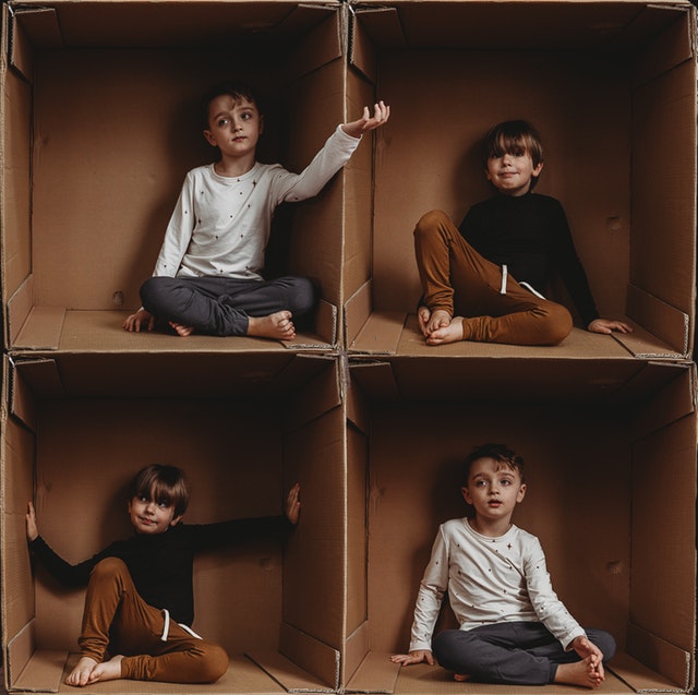 čtyři děti ve velké krabici.jpg