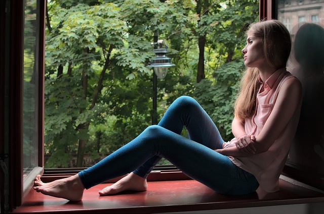 dívka u okna